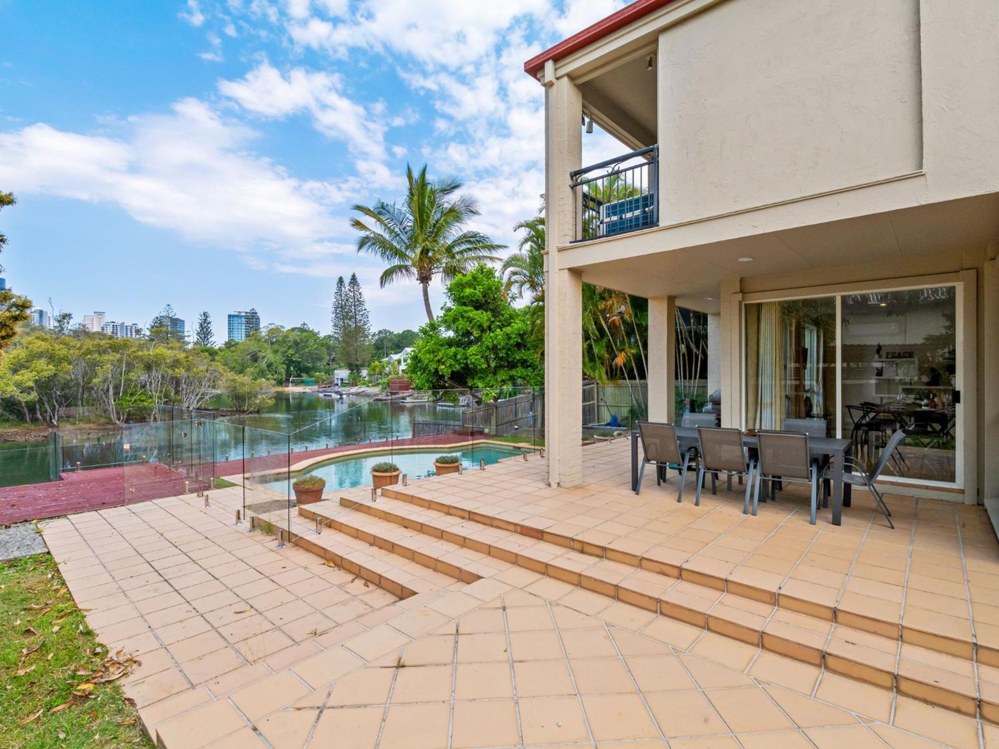 Spacious Waterfront Retreat In Broadbeach Waters Holiday home