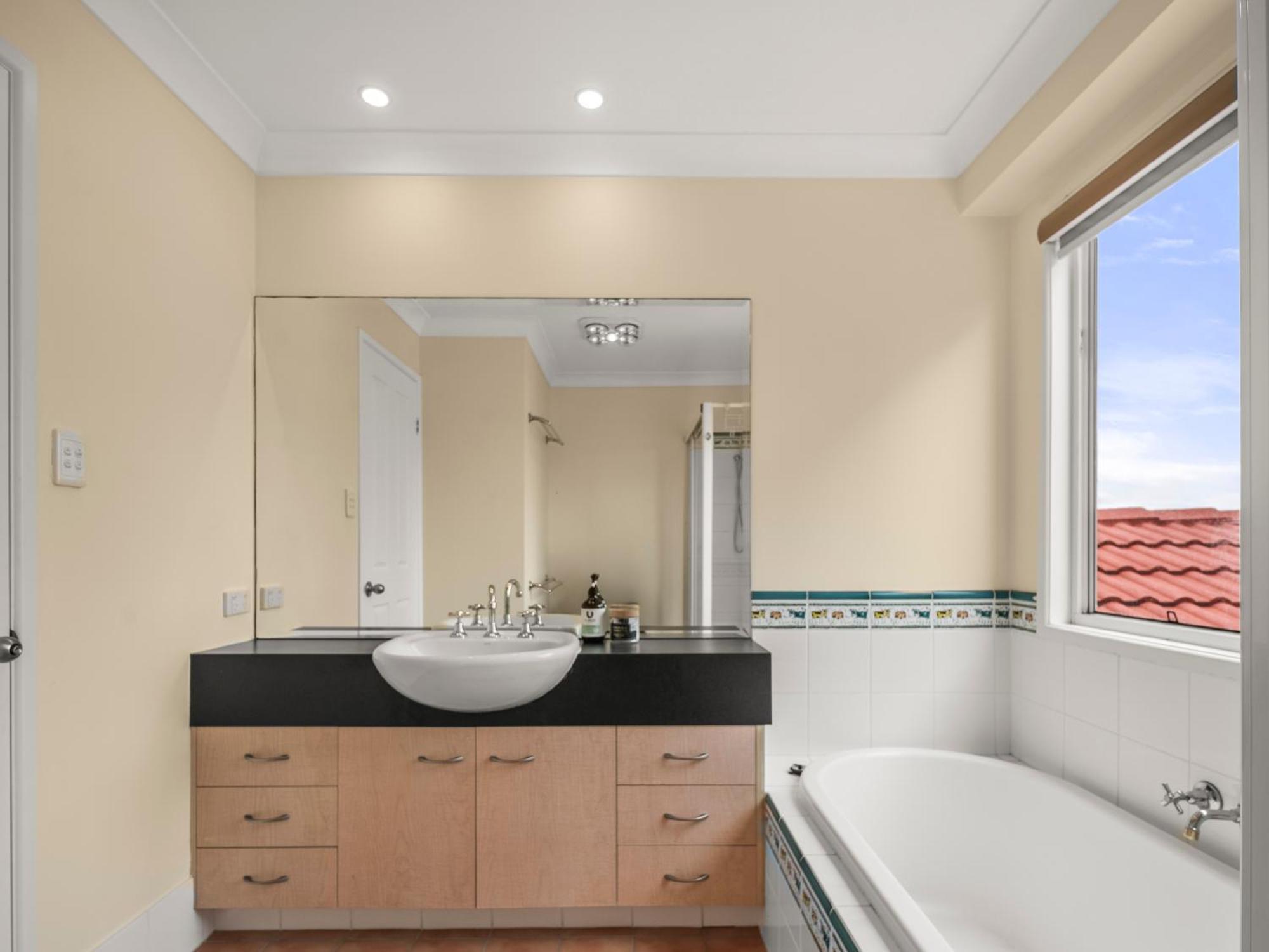 Spacious Waterfront Retreat In Broadbeach Waters
