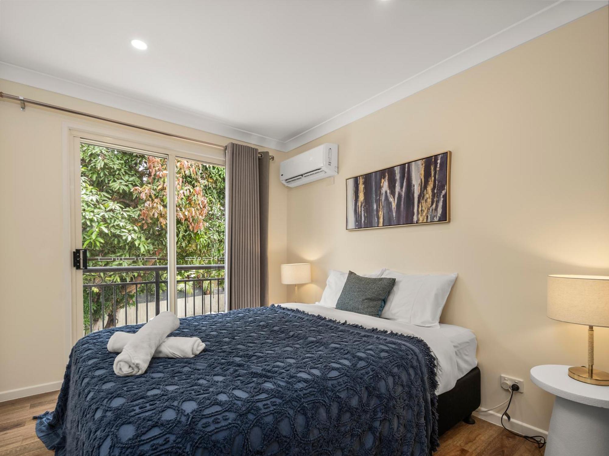 Spacious Waterfront Retreat In Broadbeach Waters Holiday home