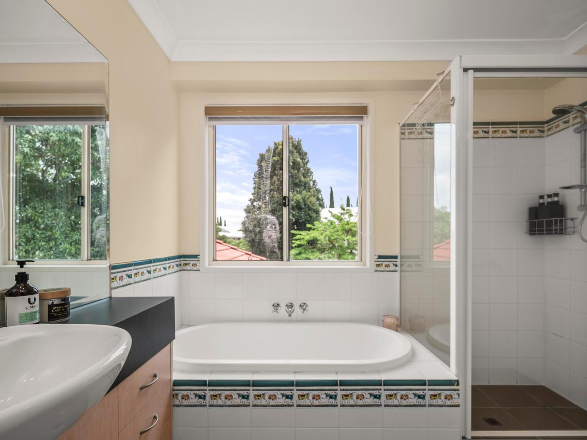Spacious Waterfront Retreat In Broadbeach Waters *