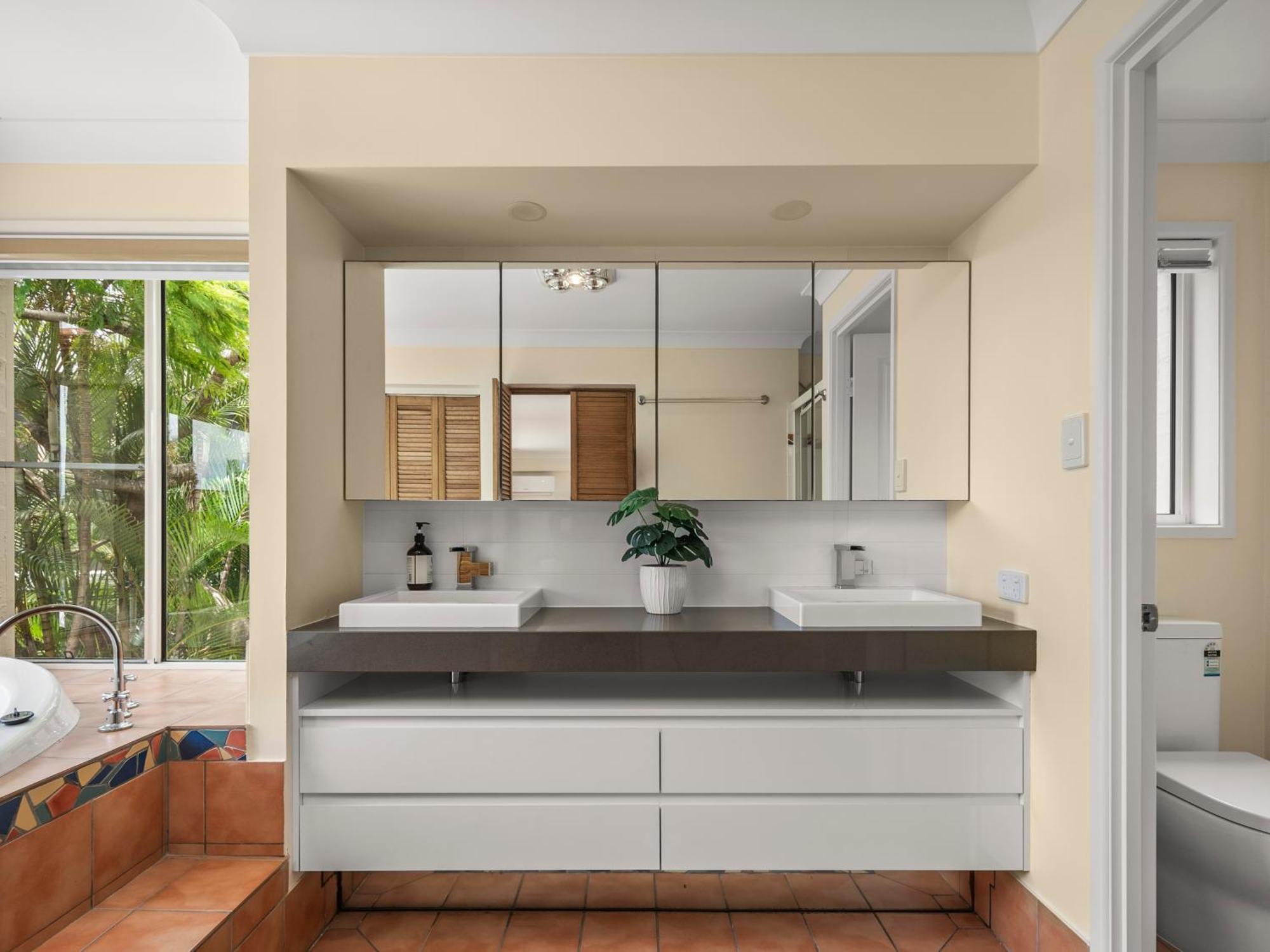 Spacious Waterfront Retreat In Broadbeach Waters Gold Coast
