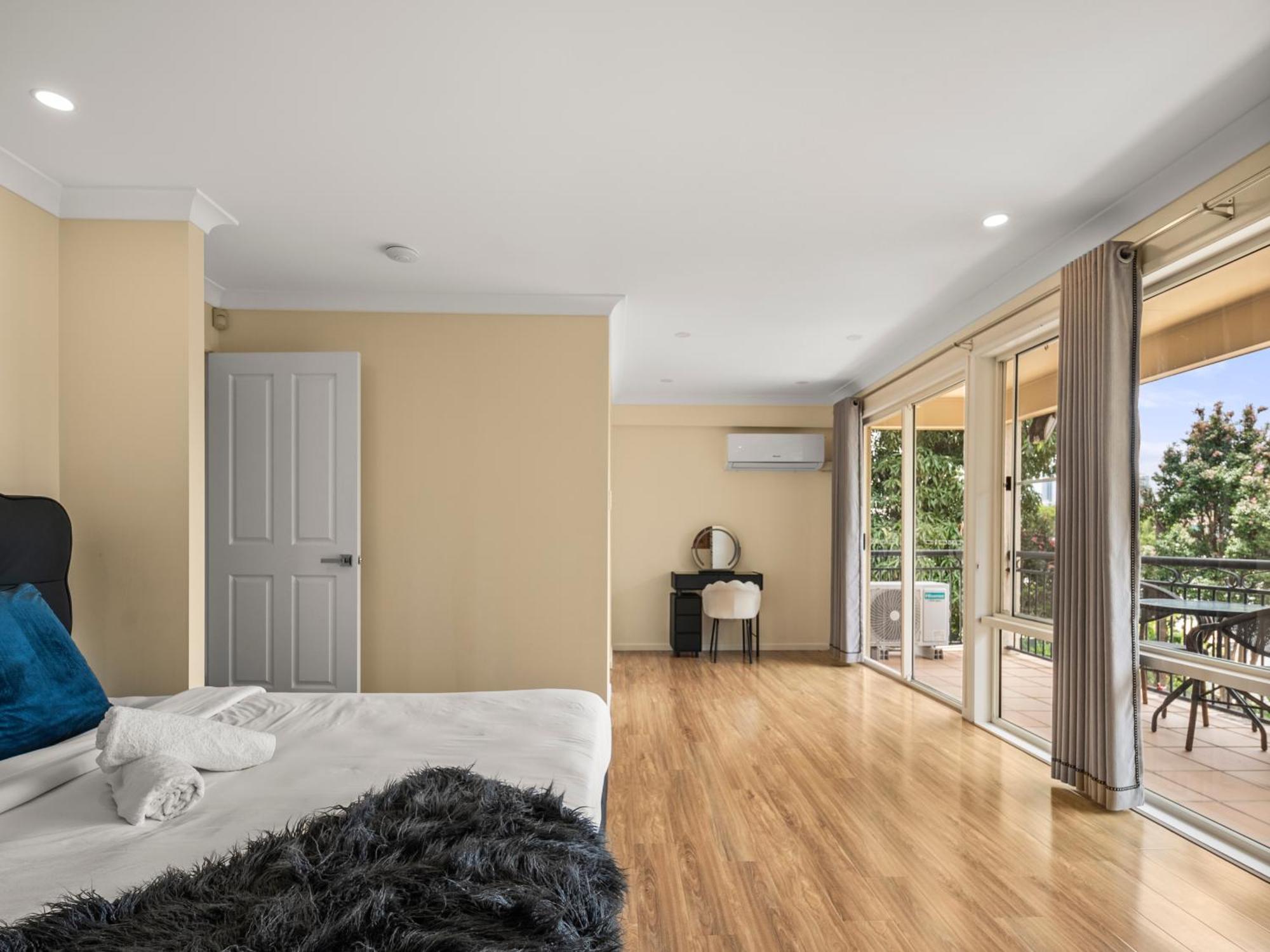 Spacious Waterfront Retreat In Broadbeach Waters Holiday home *