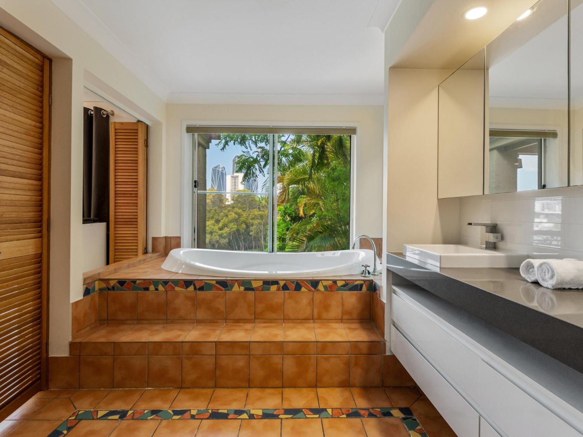 Spacious Waterfront Retreat In Broadbeach Waters Holiday home