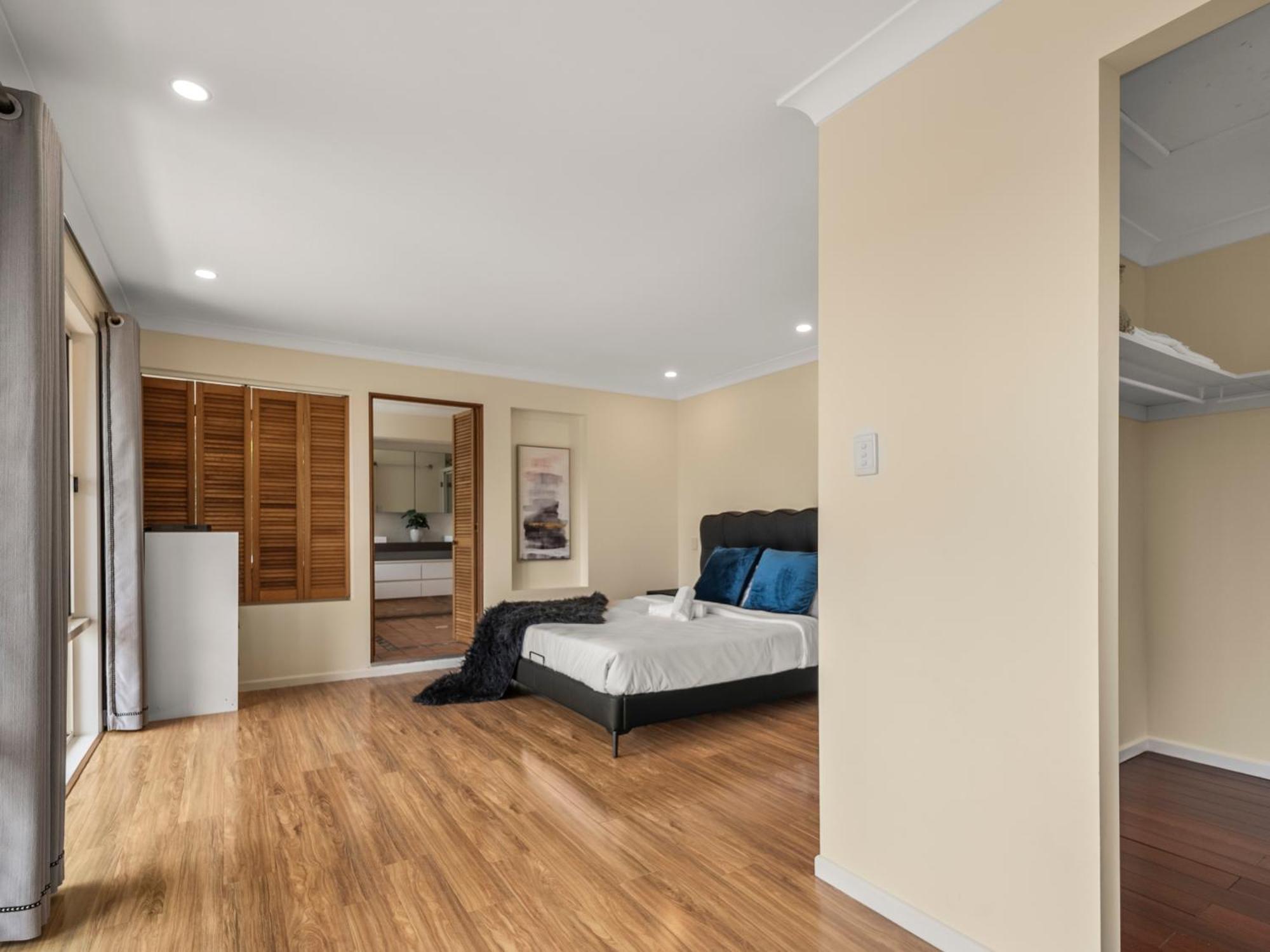 Spacious Waterfront Retreat In Broadbeach Waters Holiday home *