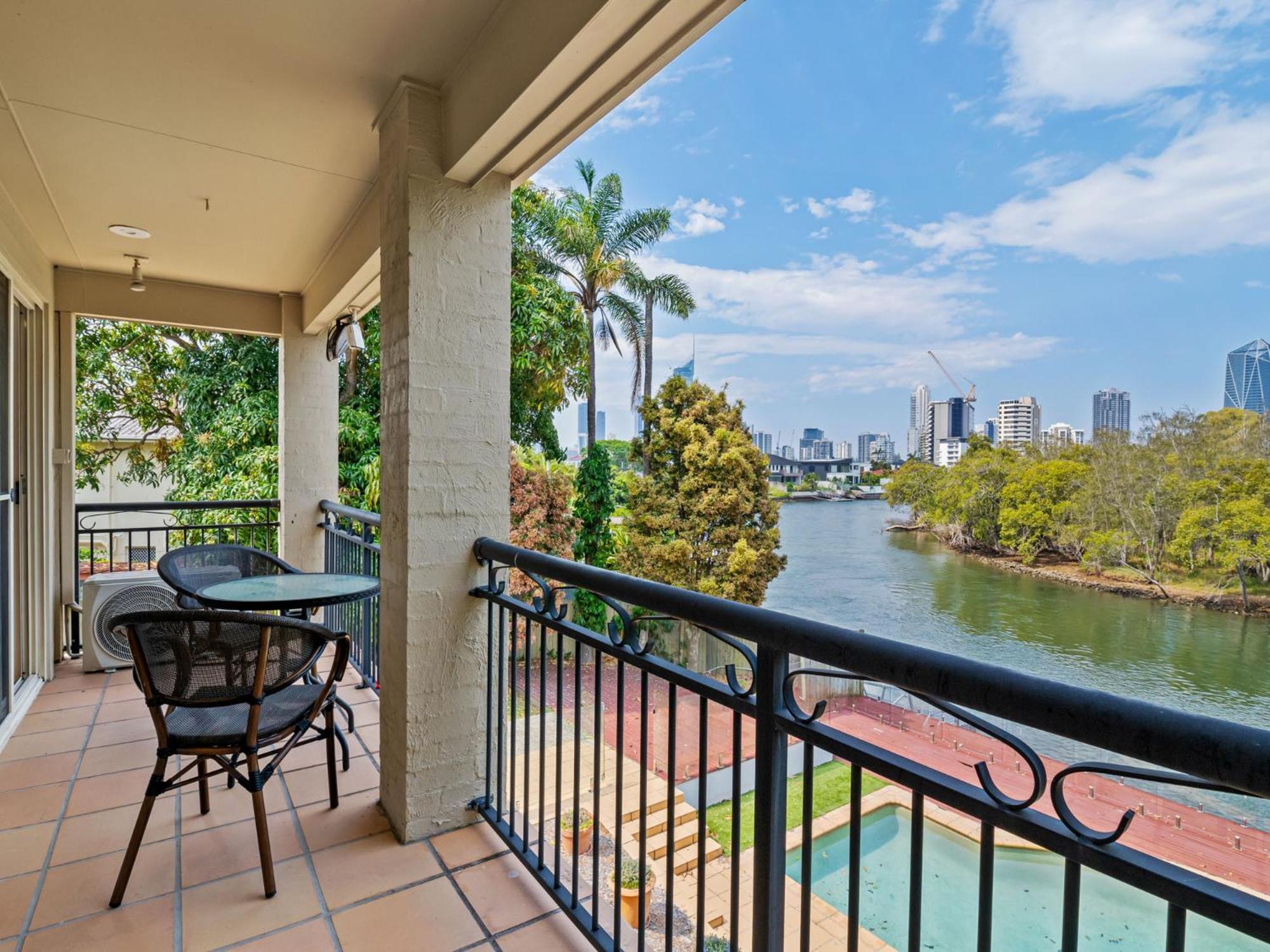 Holiday home Spacious Waterfront Retreat In Broadbeach Waters