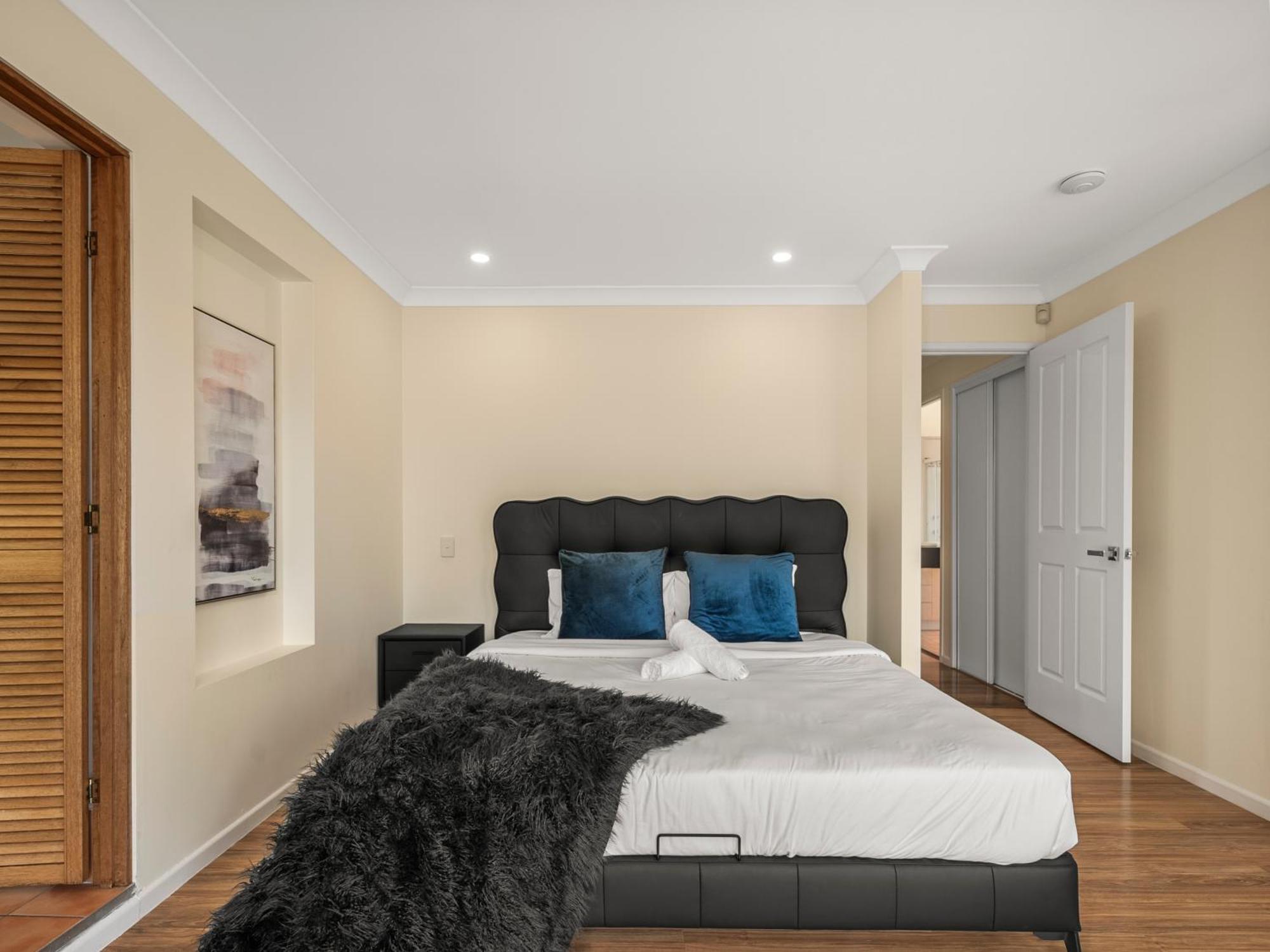 Spacious Waterfront Retreat In Broadbeach Waters *