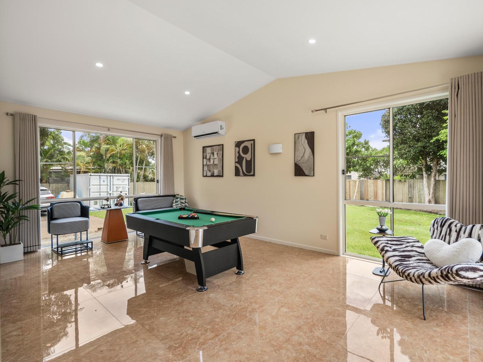 Spacious Waterfront Retreat In Broadbeach Waters Holiday home