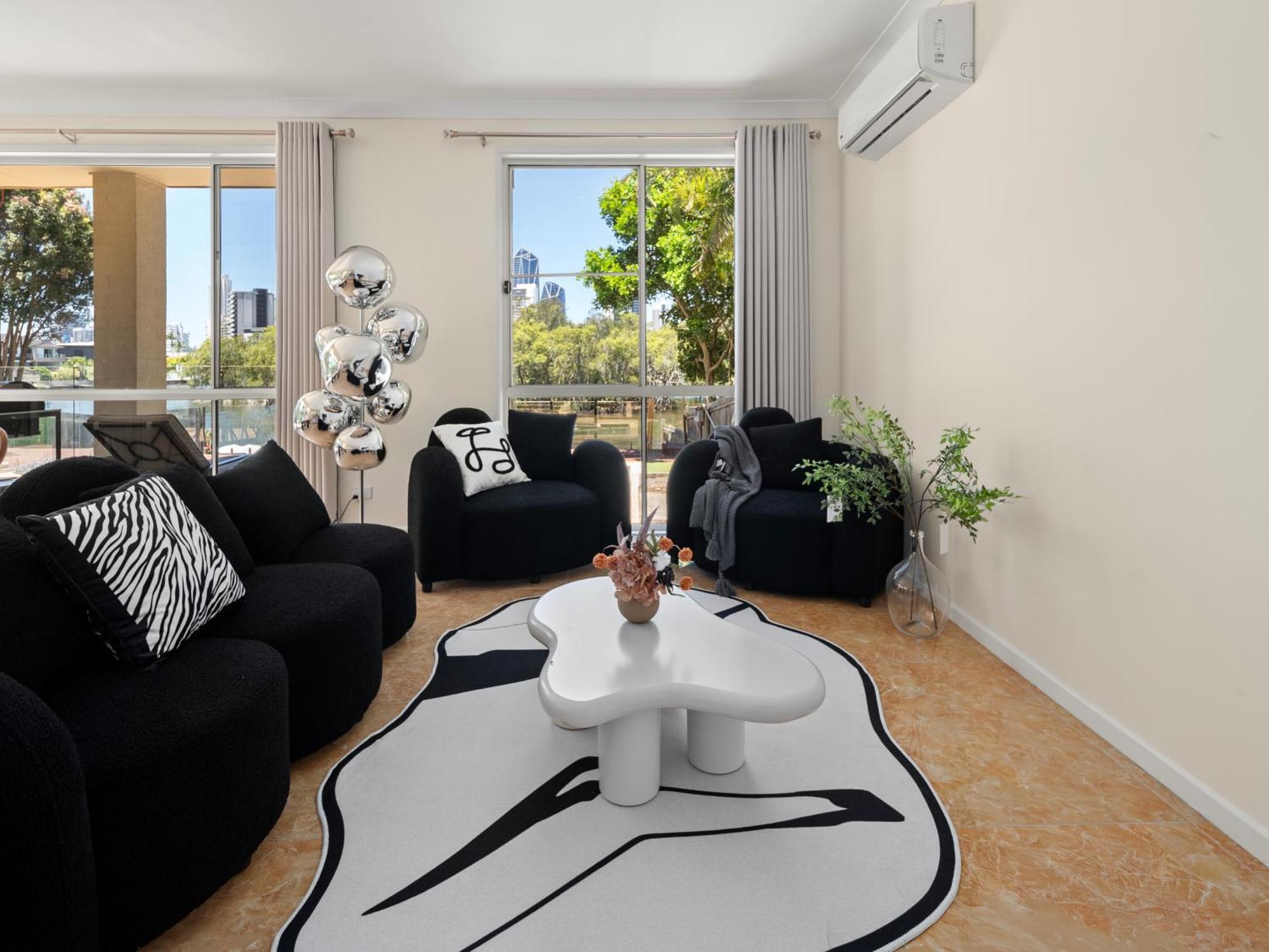 Spacious Waterfront Retreat In Broadbeach Waters Holiday home