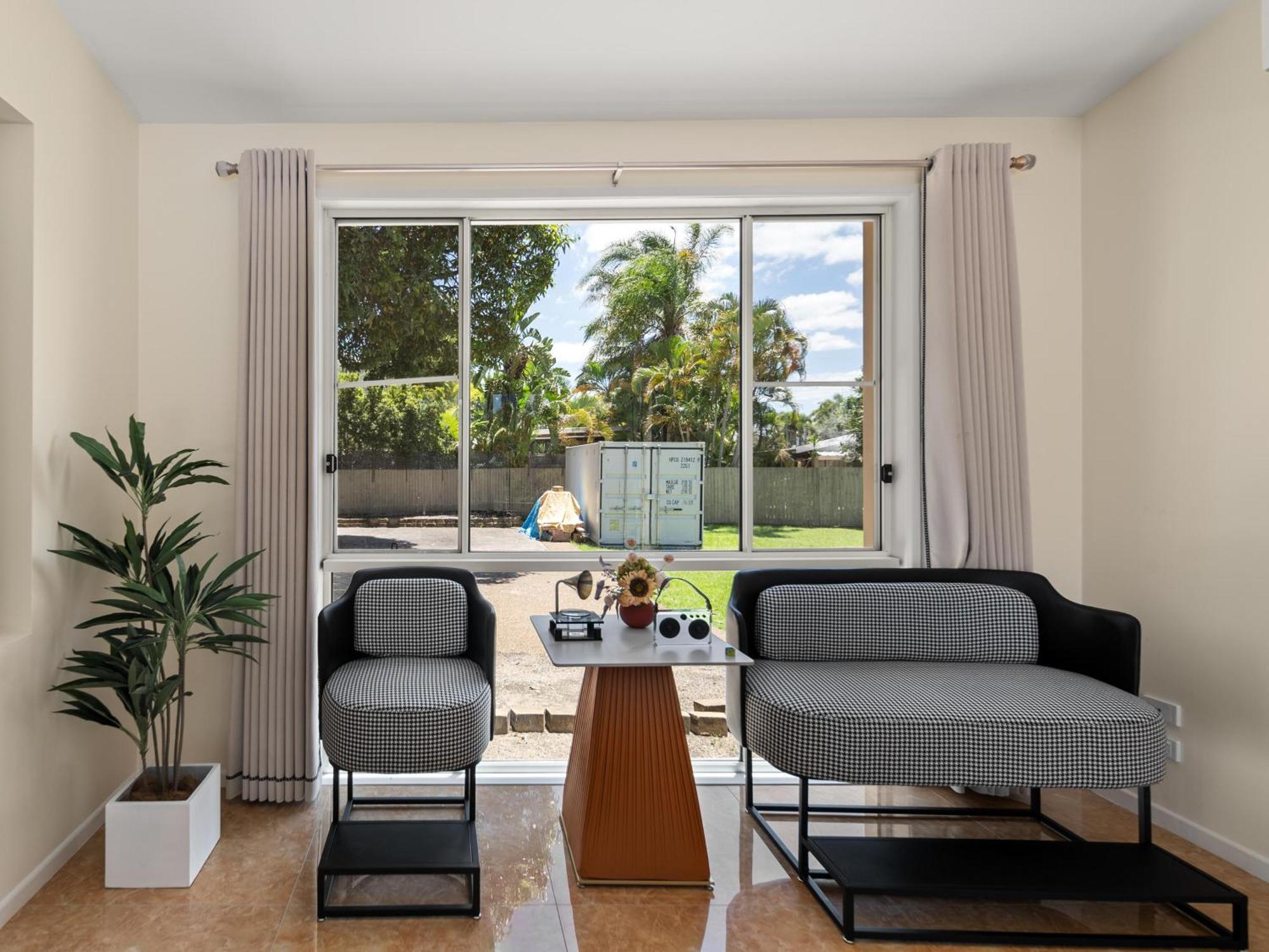 Spacious Waterfront Retreat In Broadbeach Waters