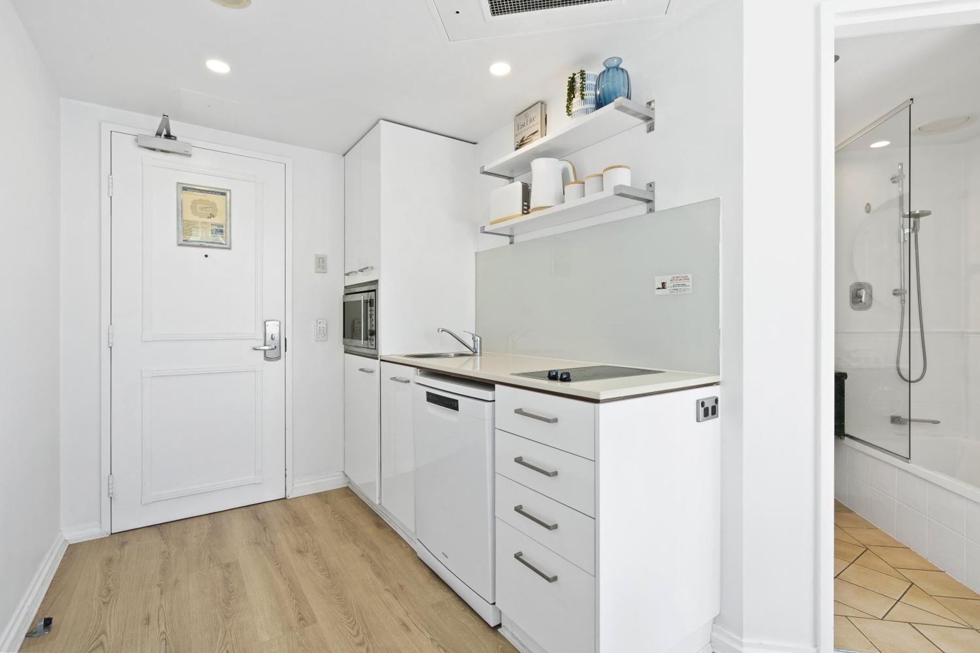 Legends - Qstay Apartment