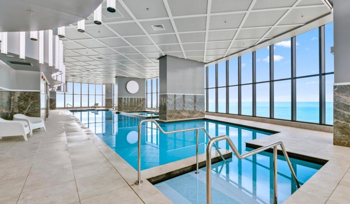 Ocean Beachfront 2 Bedroom Sky View Apartment- Lvl 40! Gold Coast