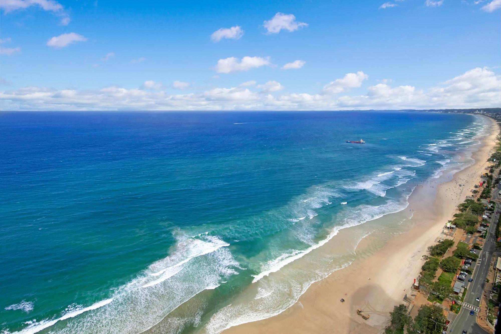 Ocean Beachfront 2 Bedroom Sky View Apartment- Lvl 40! *