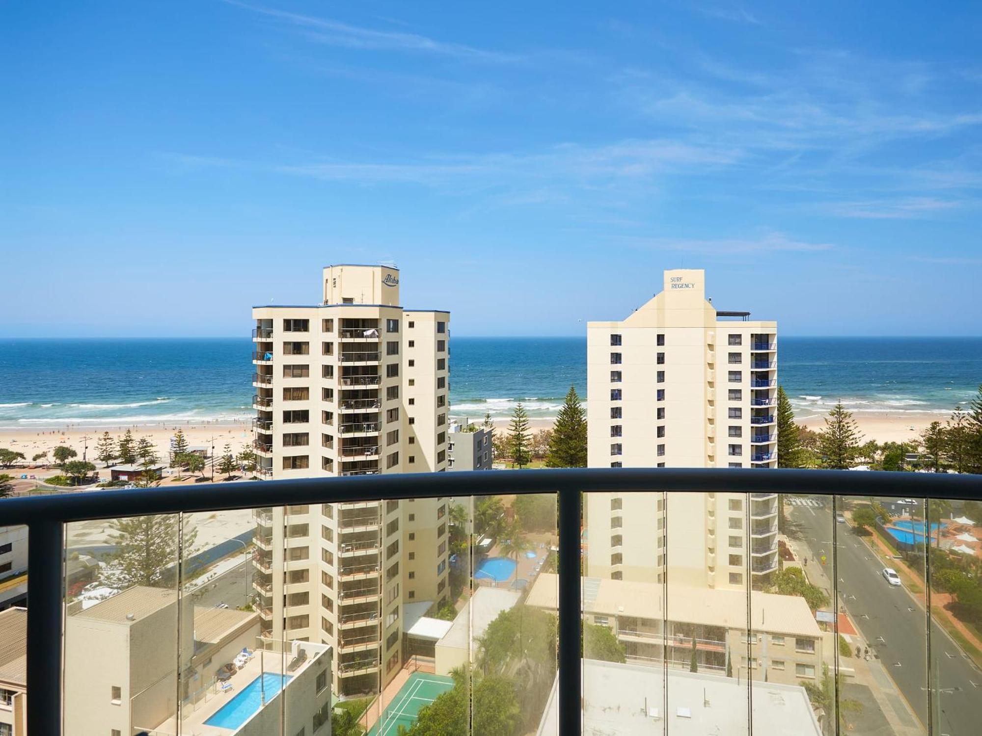 Twin Beds With A Great View In Heart Of Gc Apartment
