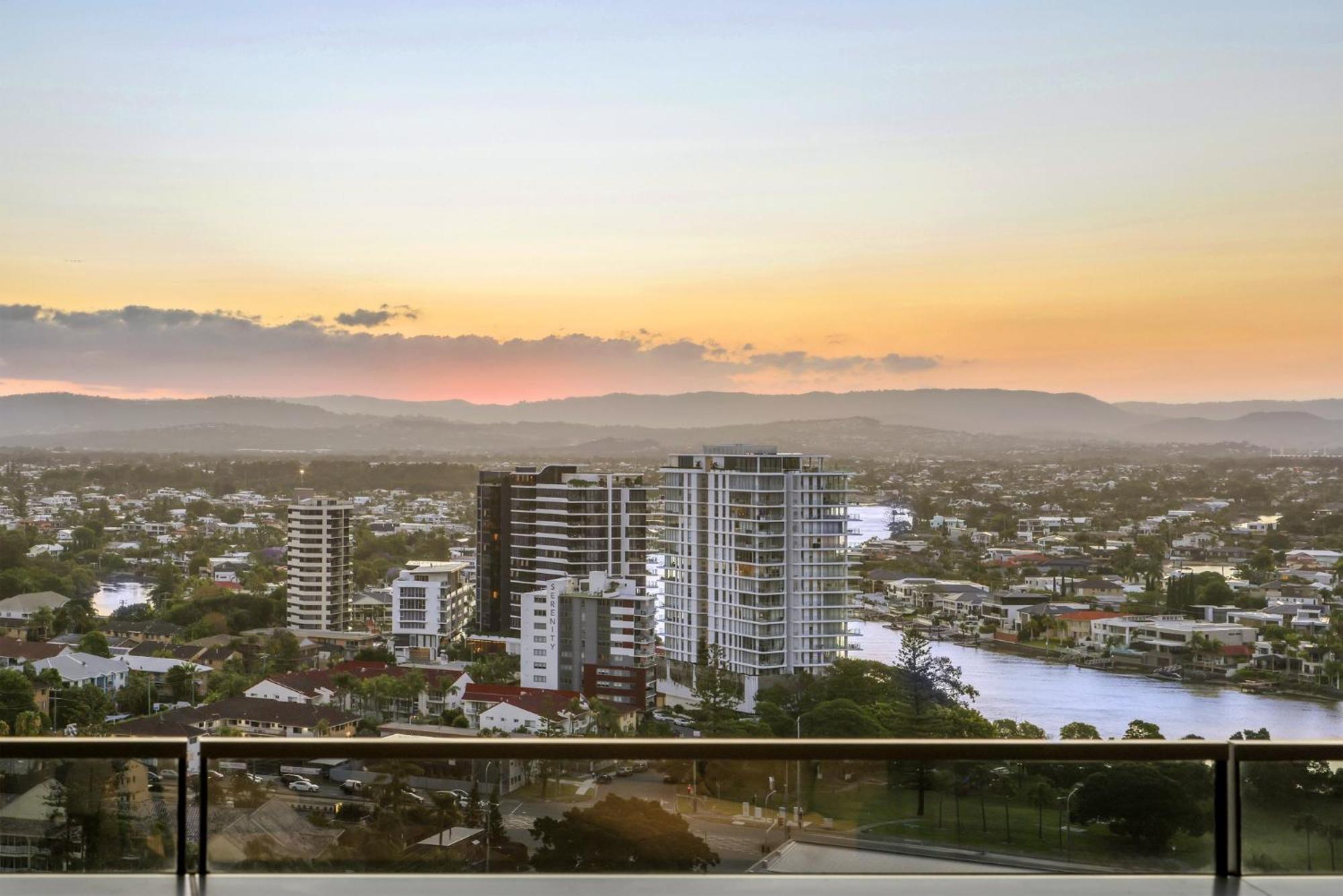 Jewel Luxury Beachside 2-bed With Water View Gym Apartment Gold Coast