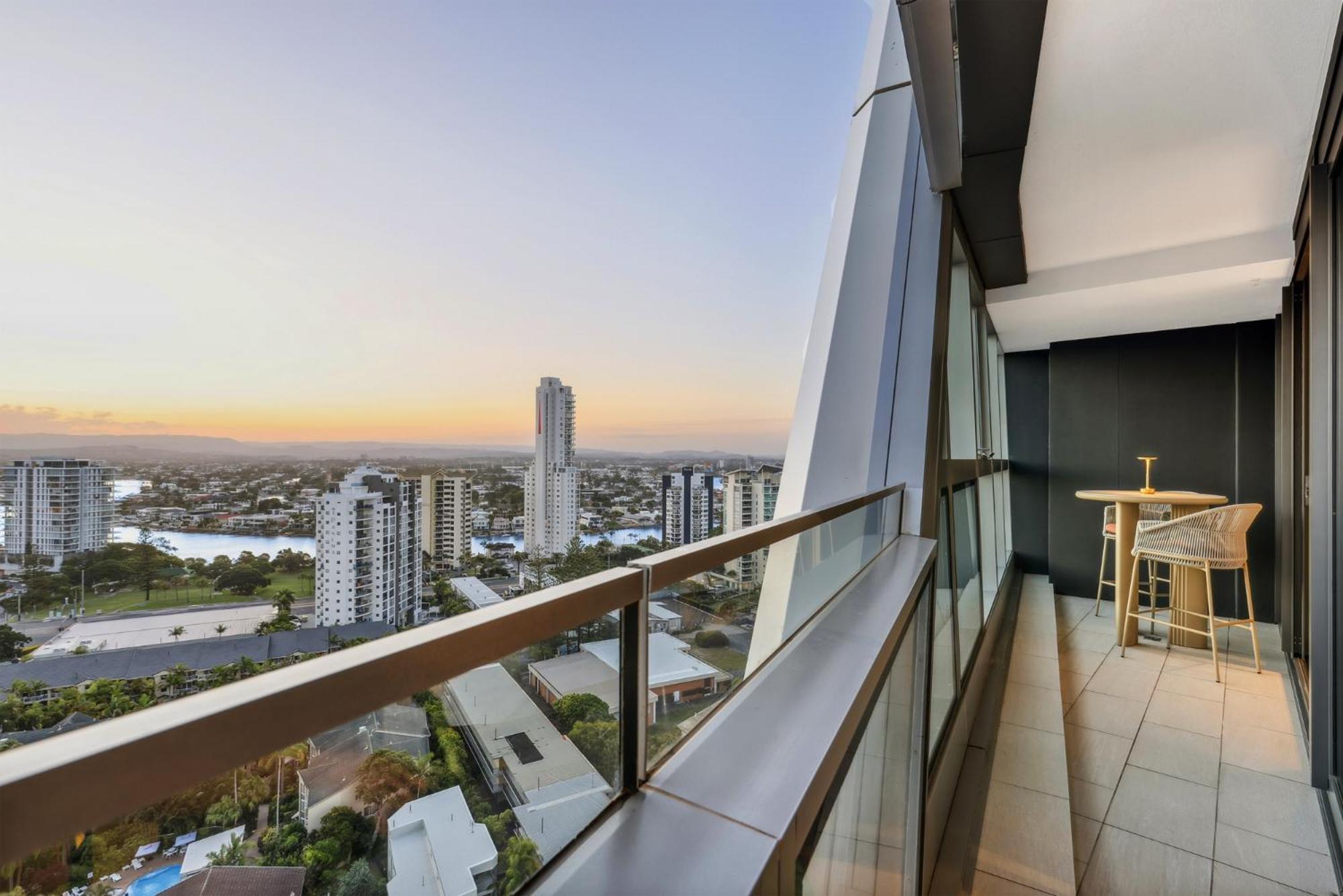 Jewel Luxury Beachside 2-bed With Water View Gym *