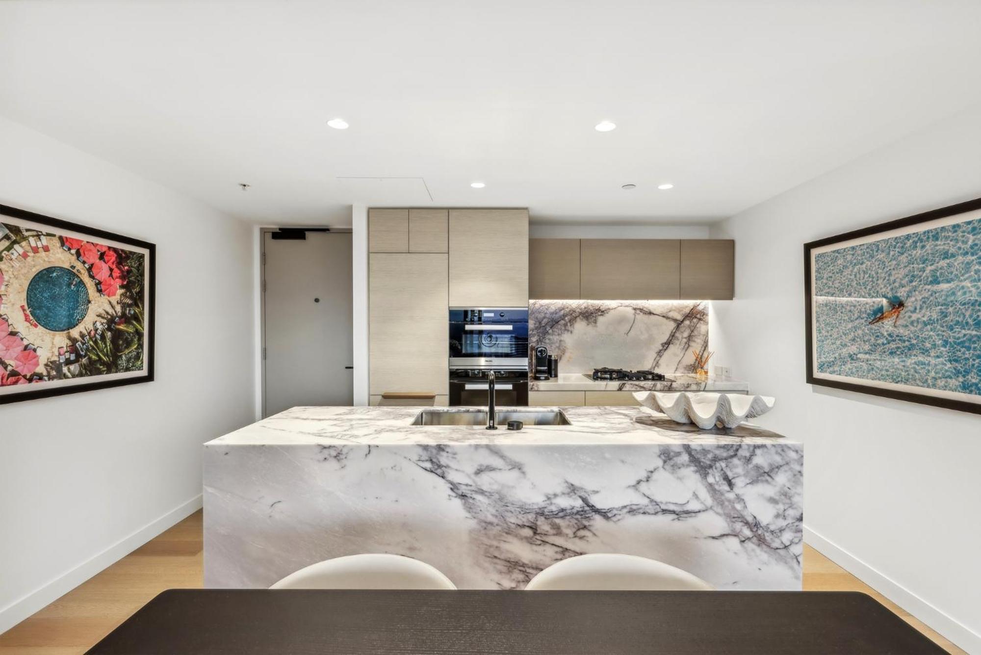 Jewel Luxury Beachside 2-bed With Water View Gym Apartment Gold Coast
