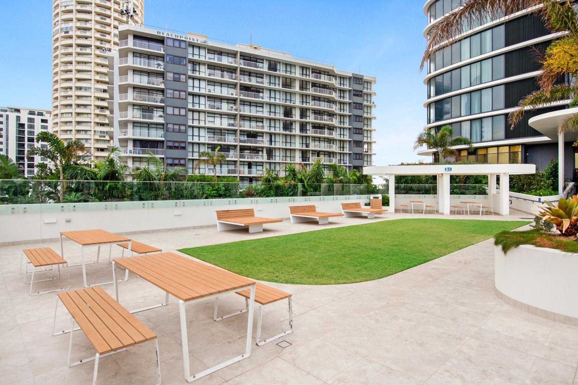 Ocean Beachfront 2 Bedroom Sky View Apartment- Lvl 40! Gold Coast
