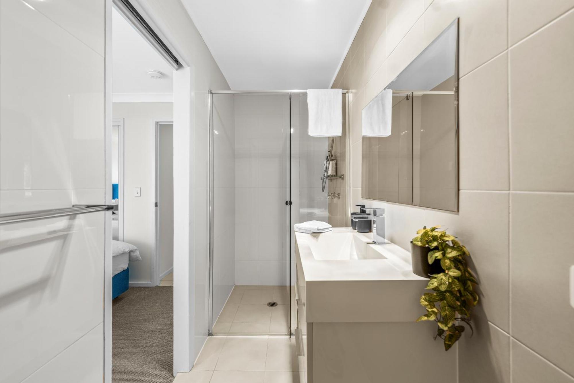 Villa Lux Waterfront With Magnesium - The Goldie *