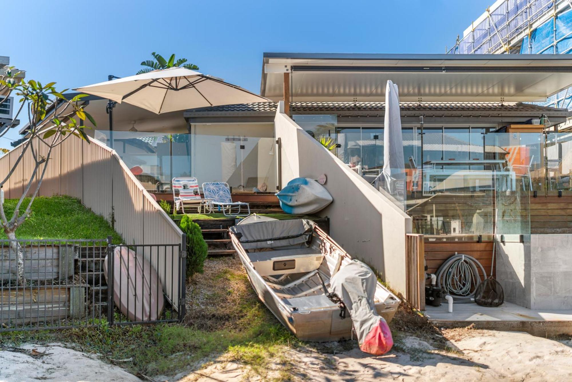 Lux Waterfront With Magnesium - The Goldie