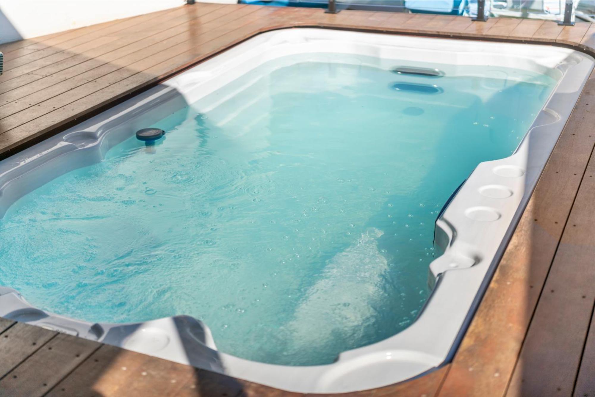 Lux Waterfront With Magnesium - The Goldie Villa