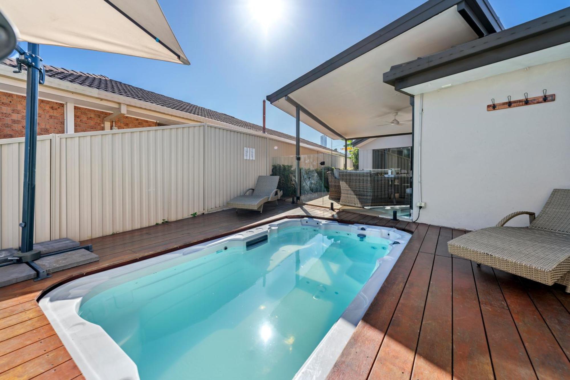 Lux Waterfront With Magnesium - The Goldie