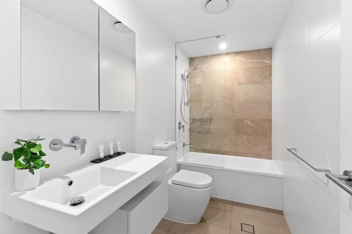 Spacious And Modern 2 Bedroom In Paradise Apartment *
