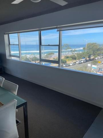 2 Bdrm 2 Bthrm Beachfront Surfers Paradise Apartamento *