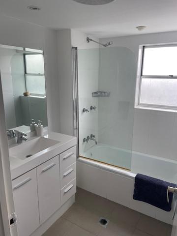 2 Bdrm 2 Bthrm Beachfront Surfers Paradise