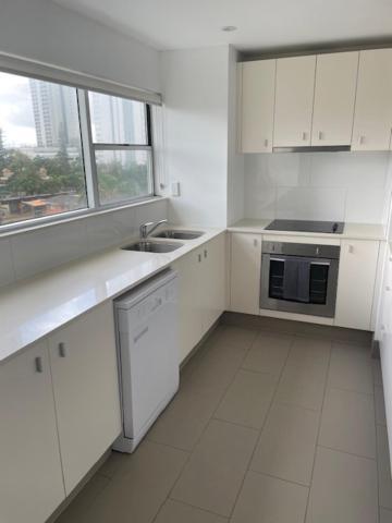 2 Bdrm 2 Bthrm Beachfront Surfers Paradise *