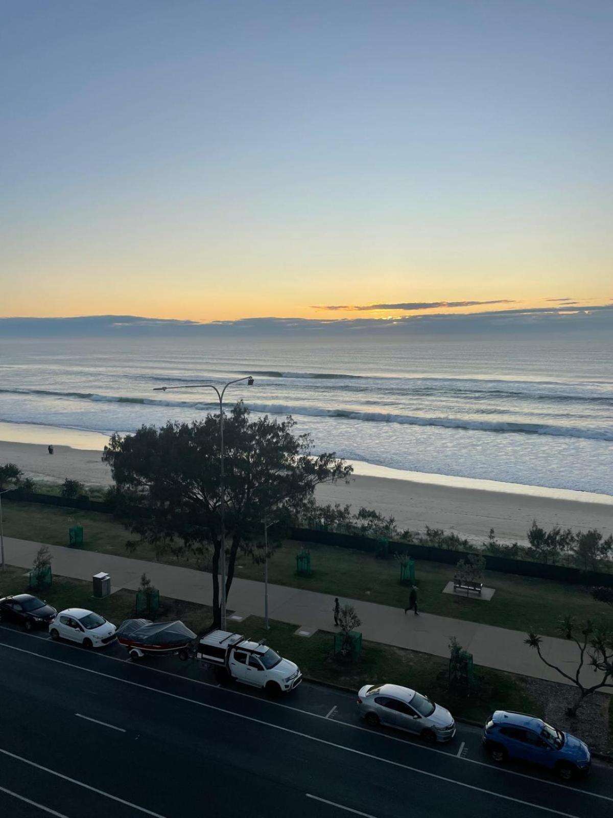 2 Bdrm 2 Bthrm Beachfront Surfers Paradise