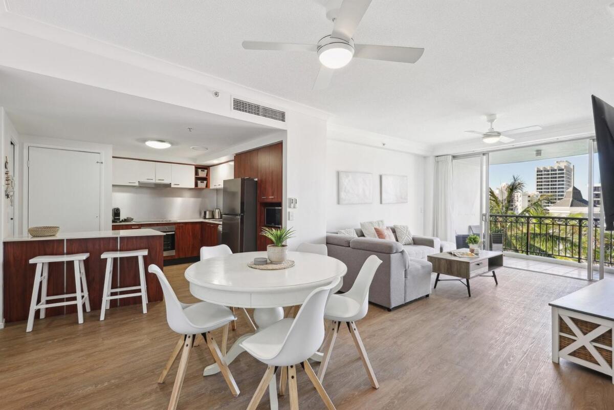 Surfers Paradise 2 Bedroom Oasis Apartment Gold Coast