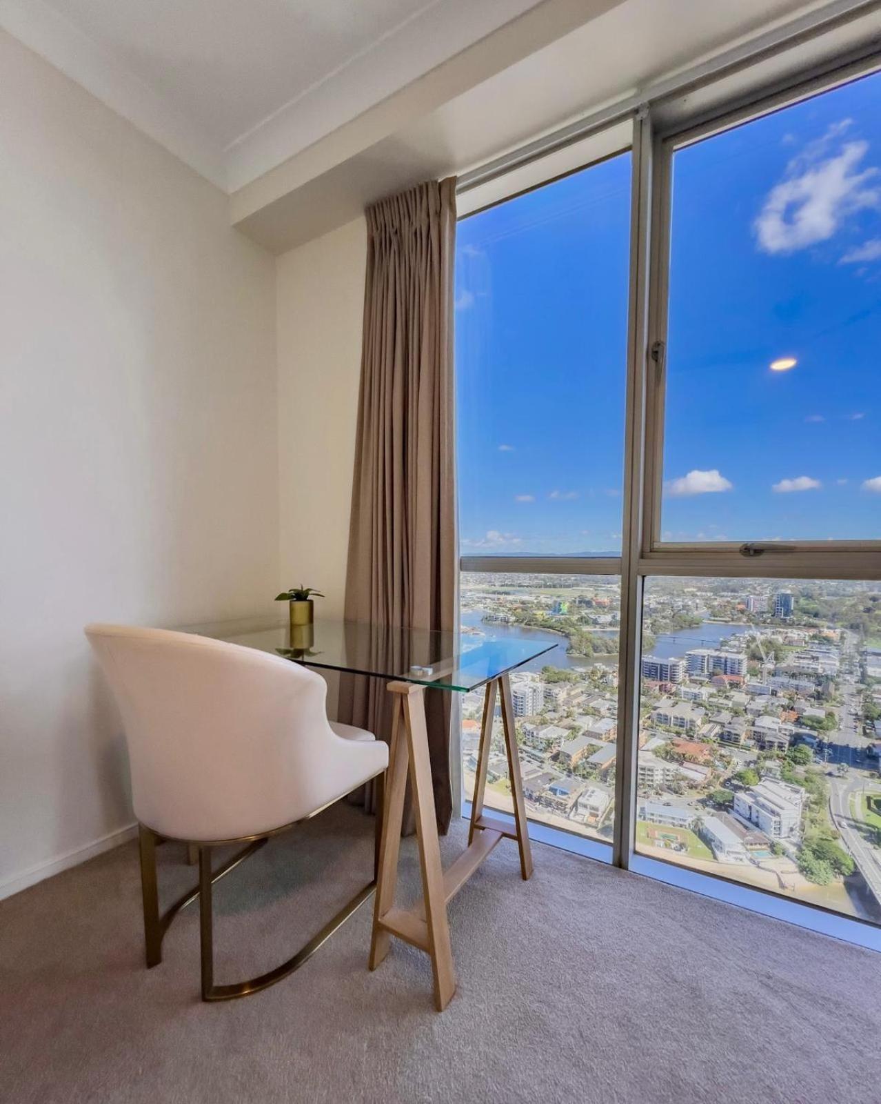 Apartment Sub-penthouse 44th Floor! Gold Coast