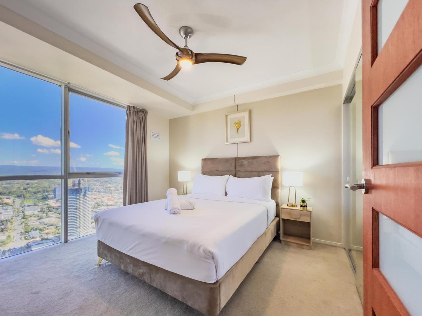 Sub-penthouse 44th Floor! Gold Coast
