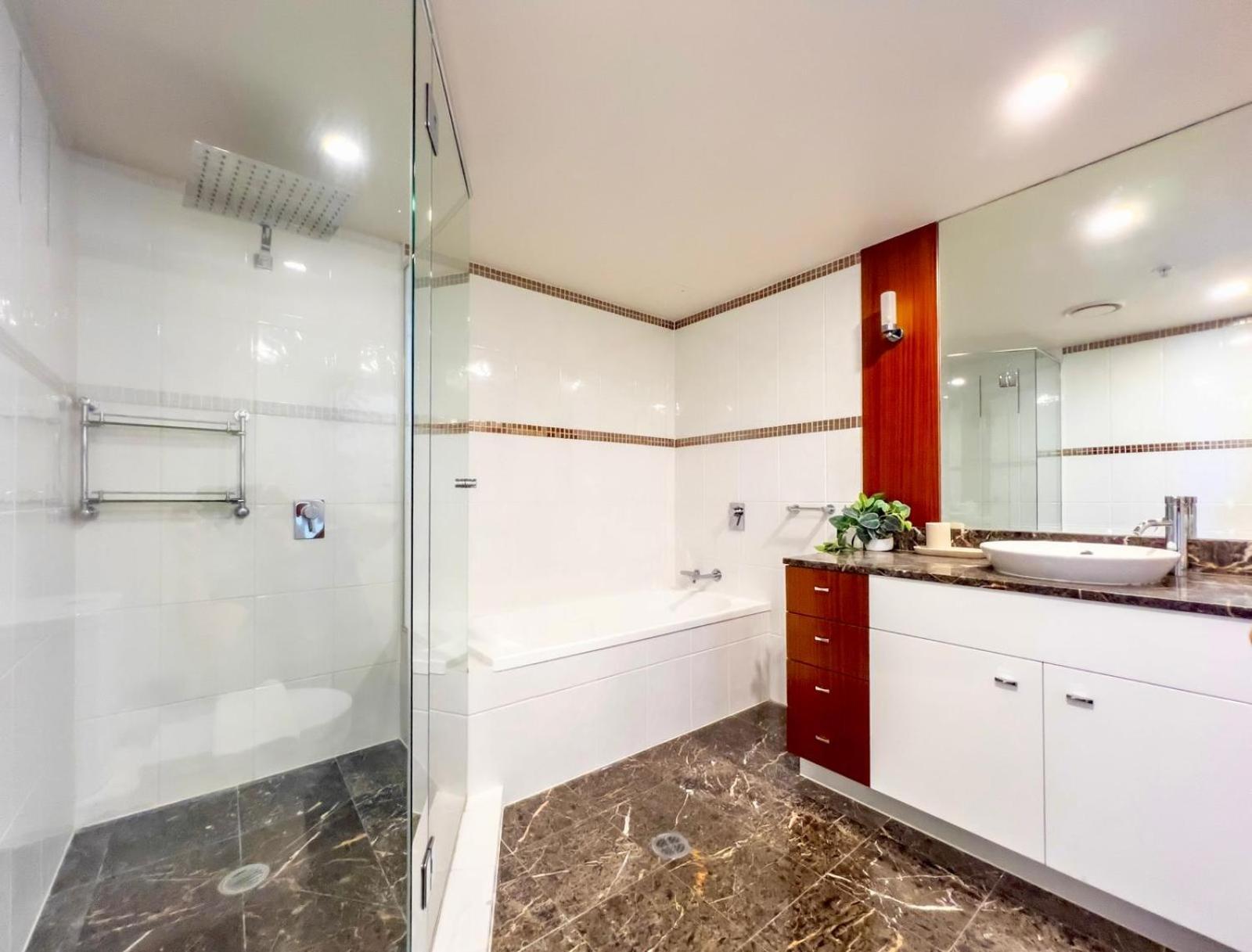 Sub-penthouse 44th Floor! * Gold Coast