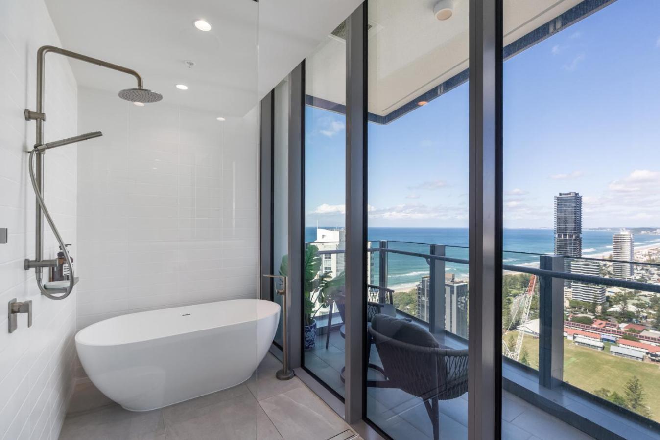 The Sub-penthouse - Ocean View 34floor 3br In Broadbeach With Parking And Pool *