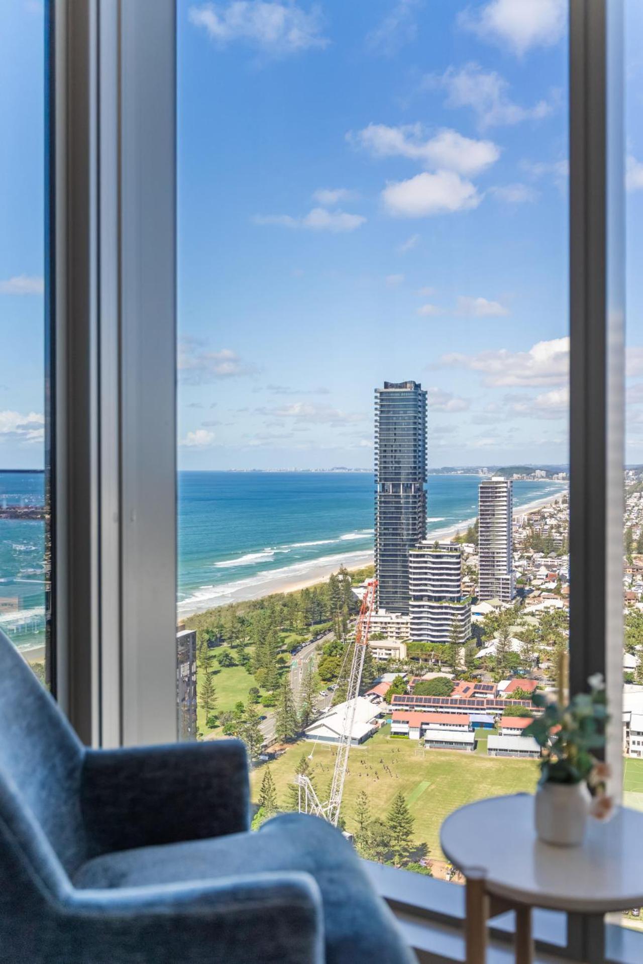 The Sub-penthouse - Ocean View 34floor 3br In Broadbeach With Parking And Pool