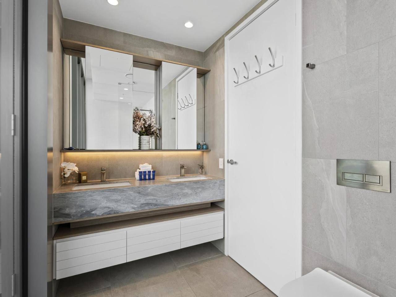 The Sub-penthouse - Ocean View 34floor 3br In Broadbeach With Parking And Pool *