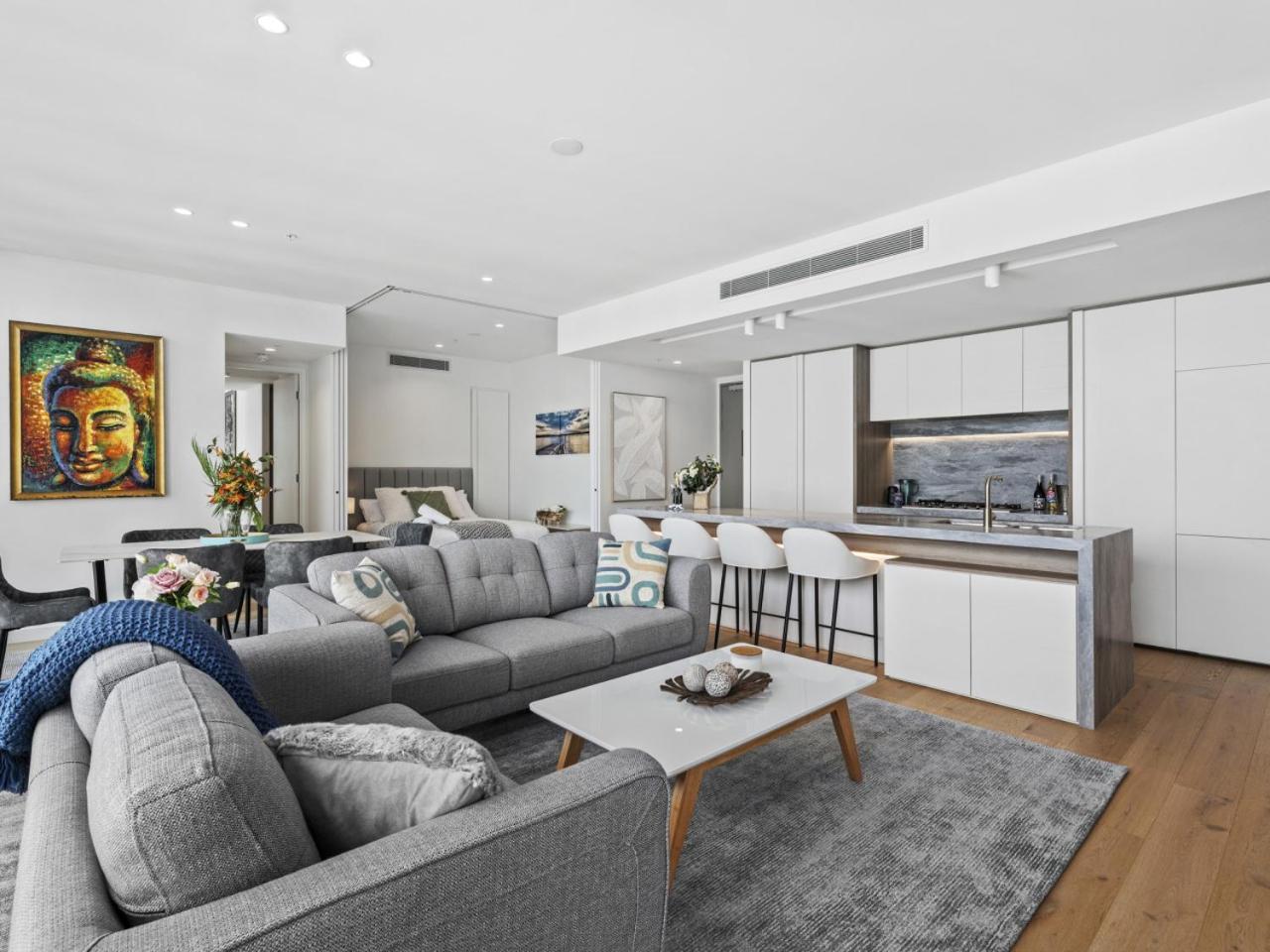 The Sub-penthouse - Ocean View 34floor 3br In Broadbeach With Parking And Pool