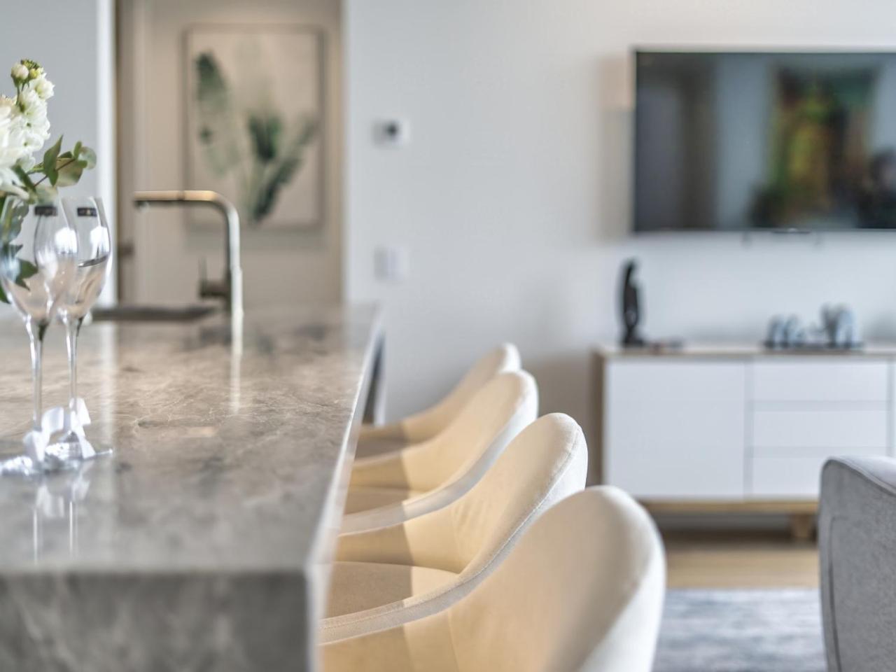 The Sub-penthouse - Ocean View 34floor 3br In Broadbeach With Parking And Pool