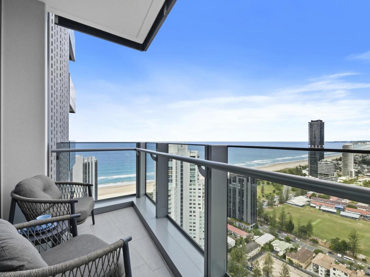 Apartment The Sub-penthouse - Ocean View 34floor 3br In Broadbeach With Parking And Pool