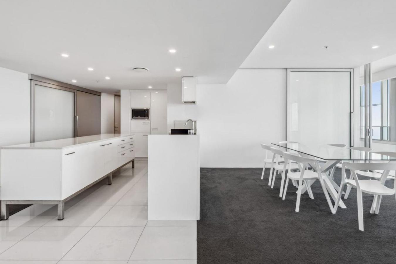 Sky On 54th Floor - Stunning South East Views Apartment *