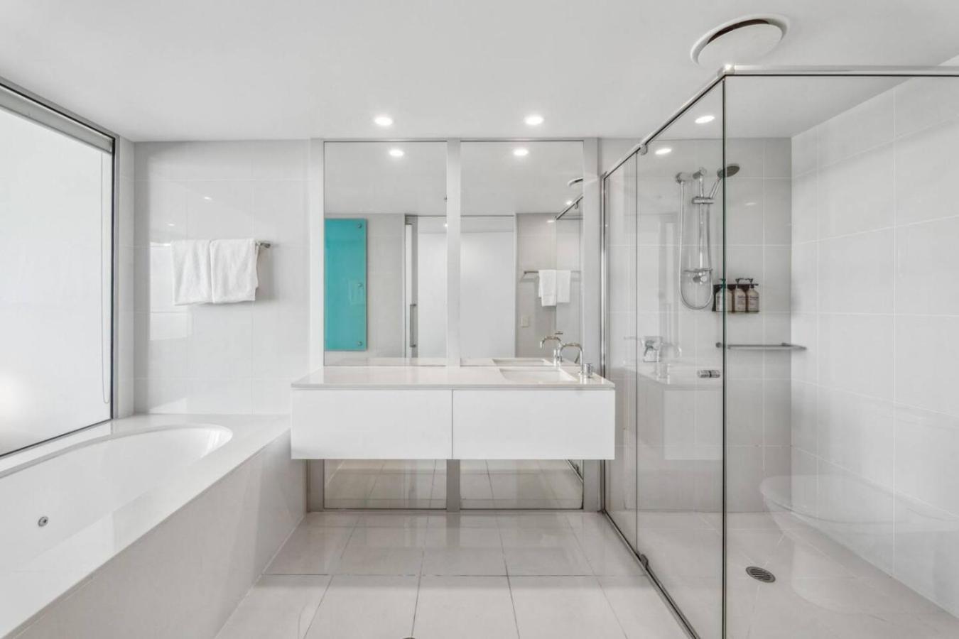 Sky On 54th Floor - Stunning South East Views * Gold Coast