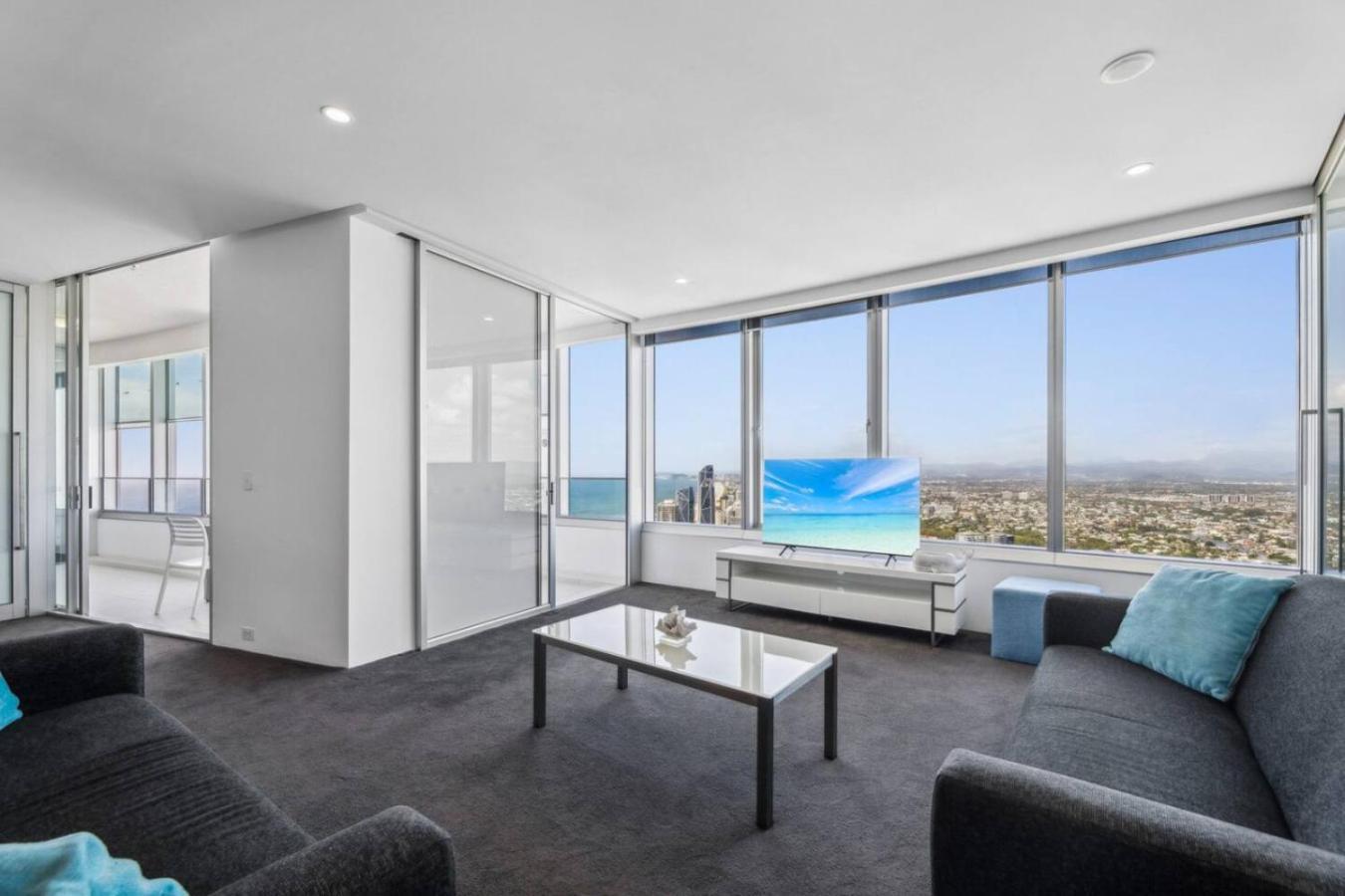 Sky On 54th Floor - Stunning South East Views Apartment