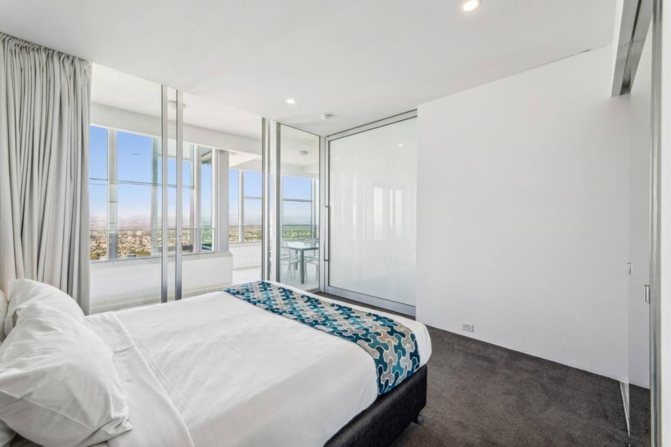 Sky On 54th Floor - Stunning South East Views Apartment *