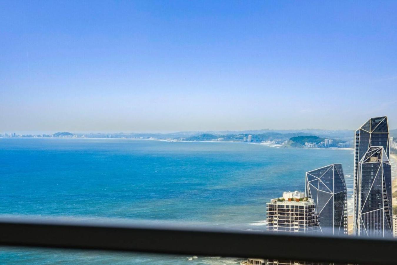 Sky On 54th Floor - Stunning South East Views Gold Coast