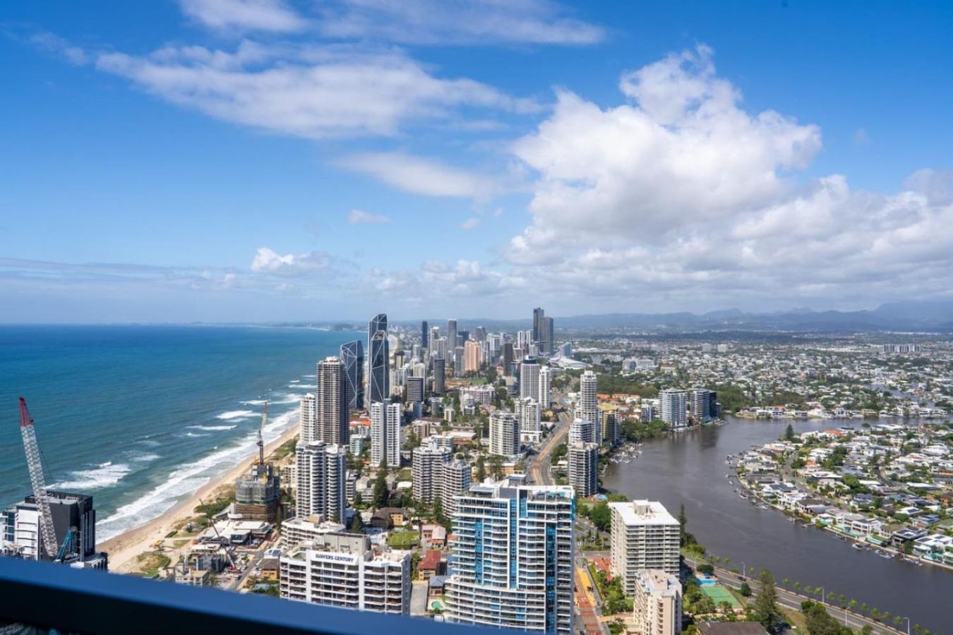 Sky On 54th Floor - Stunning South East Views Apartment *