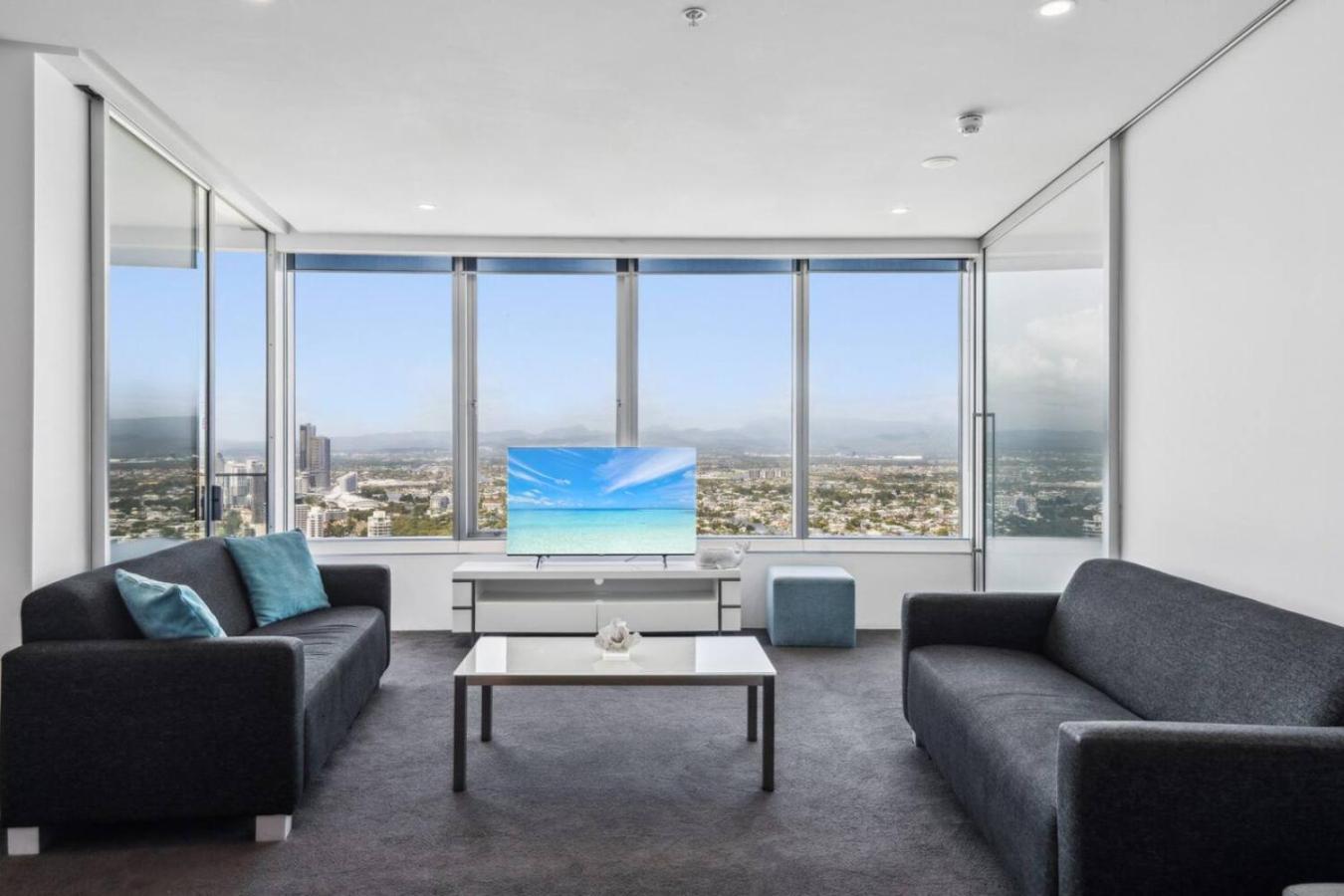 Sky On 54th Floor - Stunning South East Views Apartment *