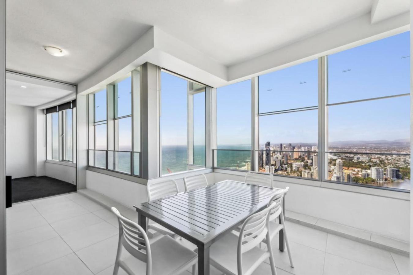 Apartment Sky On 54th Floor - Stunning South East Views *