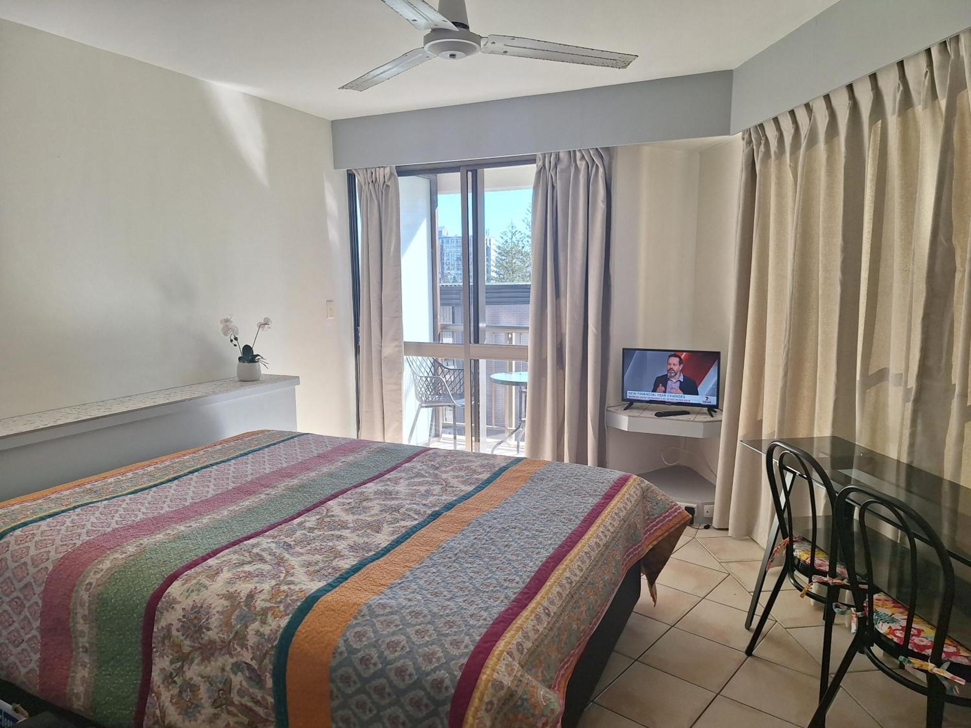 Aloha 604 Studio, Ocean Views, Near And Cavill Ave *