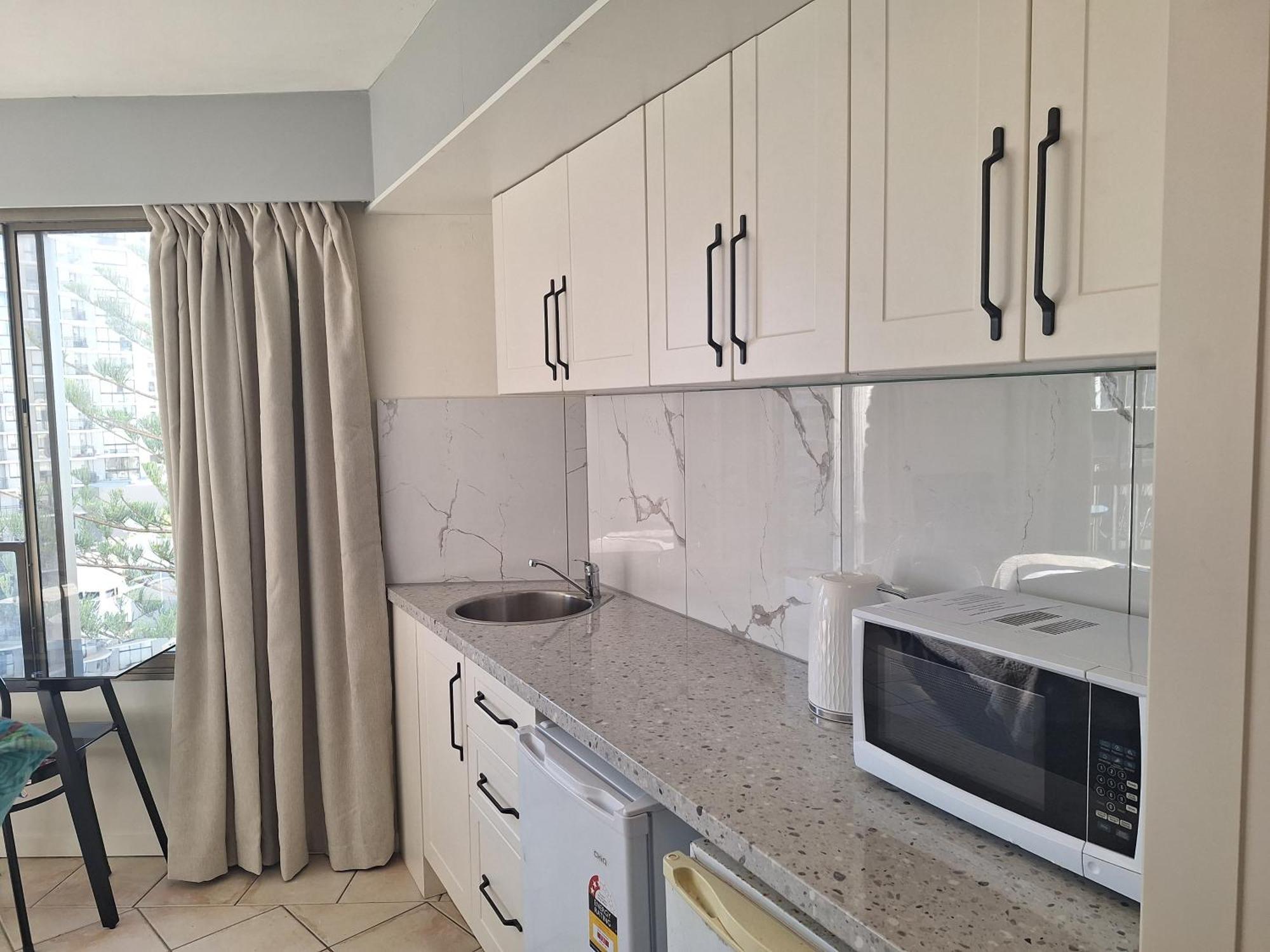Aloha 604 Studio, Ocean Views, Near And Cavill Ave